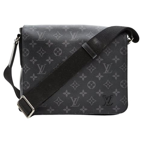 Louis VUITTON year 2017 District' 25cm bag in Monogra 